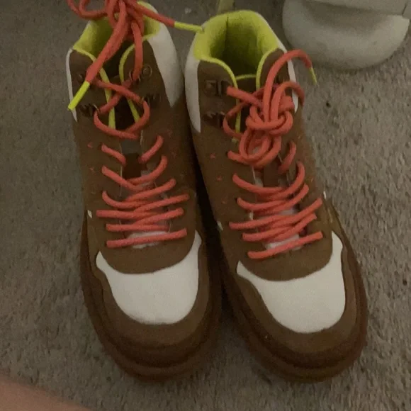 UGGS - Picture 3 of 5